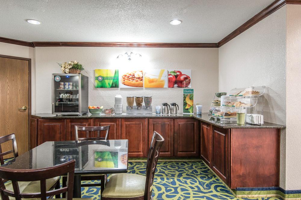Quality Suites Kansas City International Airport Buitenkant foto