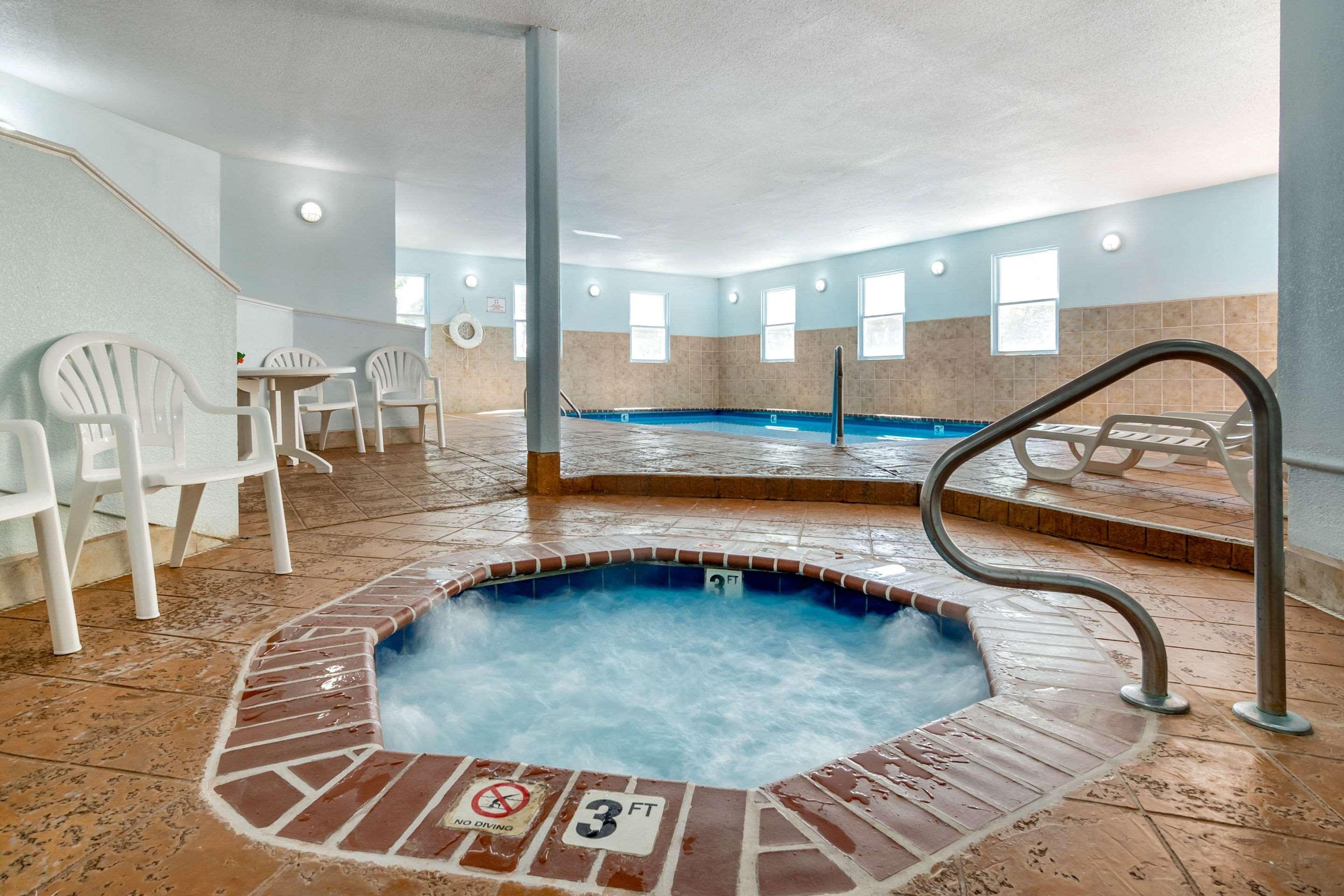 Quality Suites Kansas City International Airport Buitenkant foto