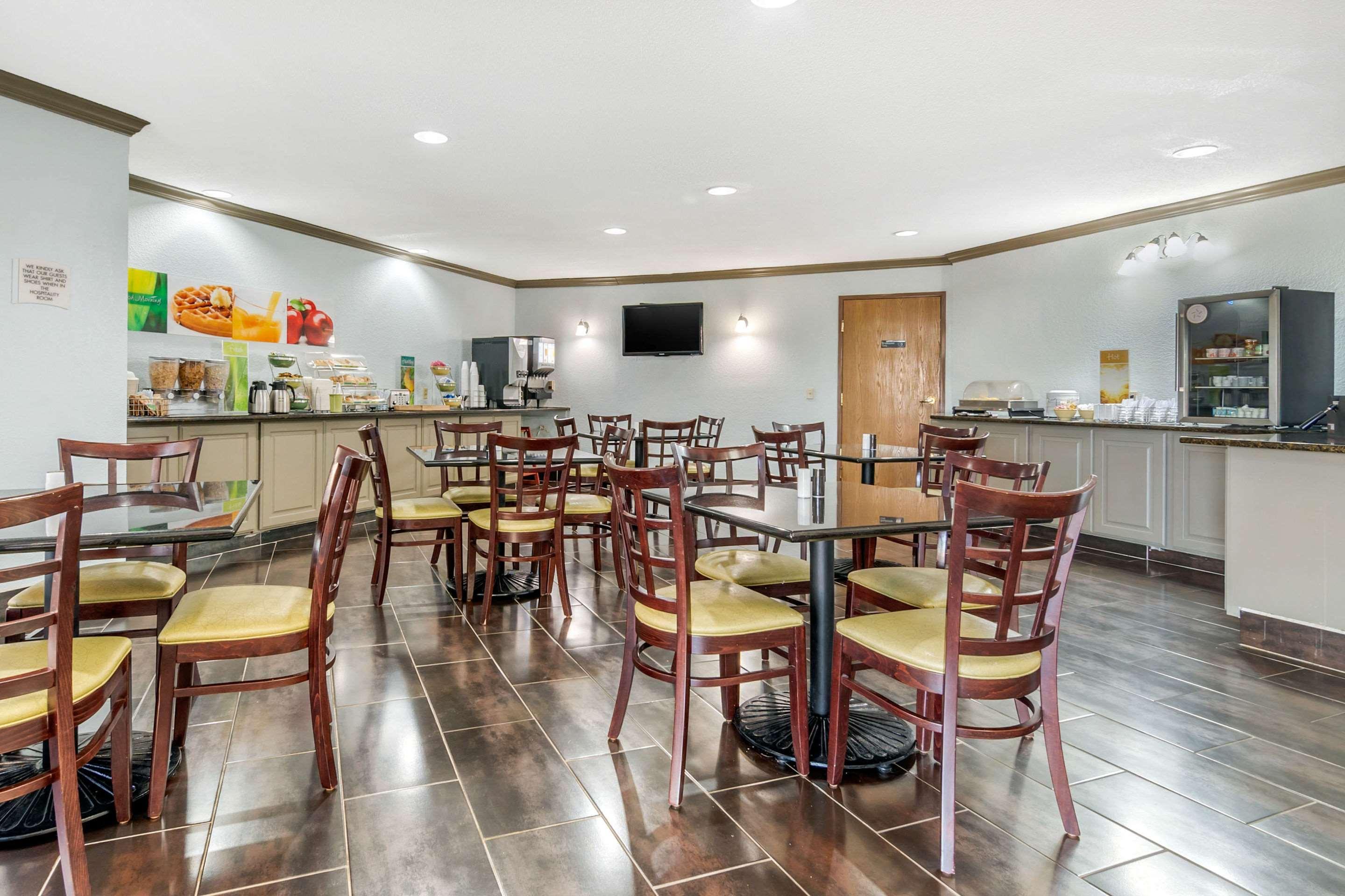 Quality Suites Kansas City International Airport Buitenkant foto