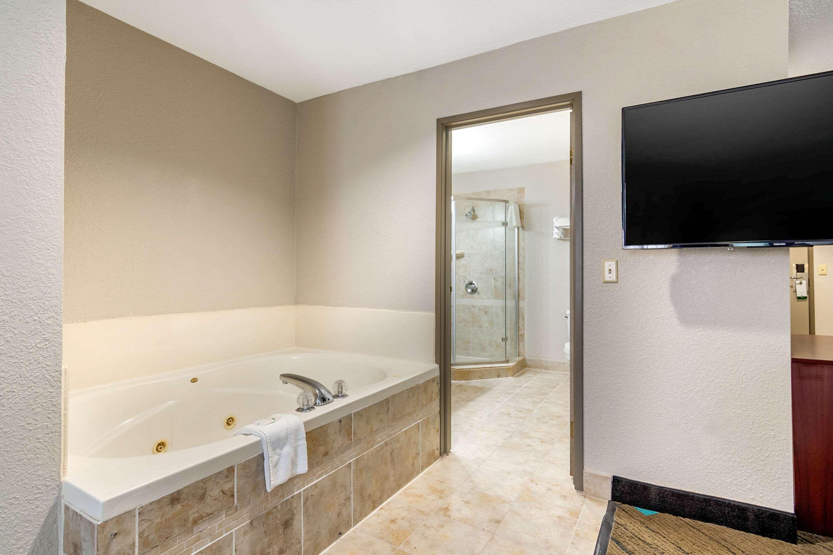 Quality Suites Kansas City International Airport Buitenkant foto