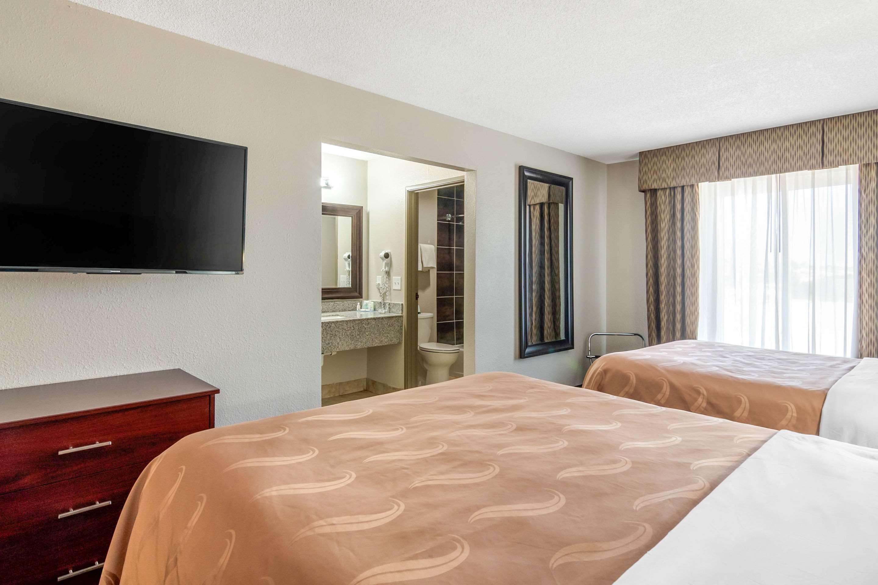Quality Suites Kansas City International Airport Buitenkant foto