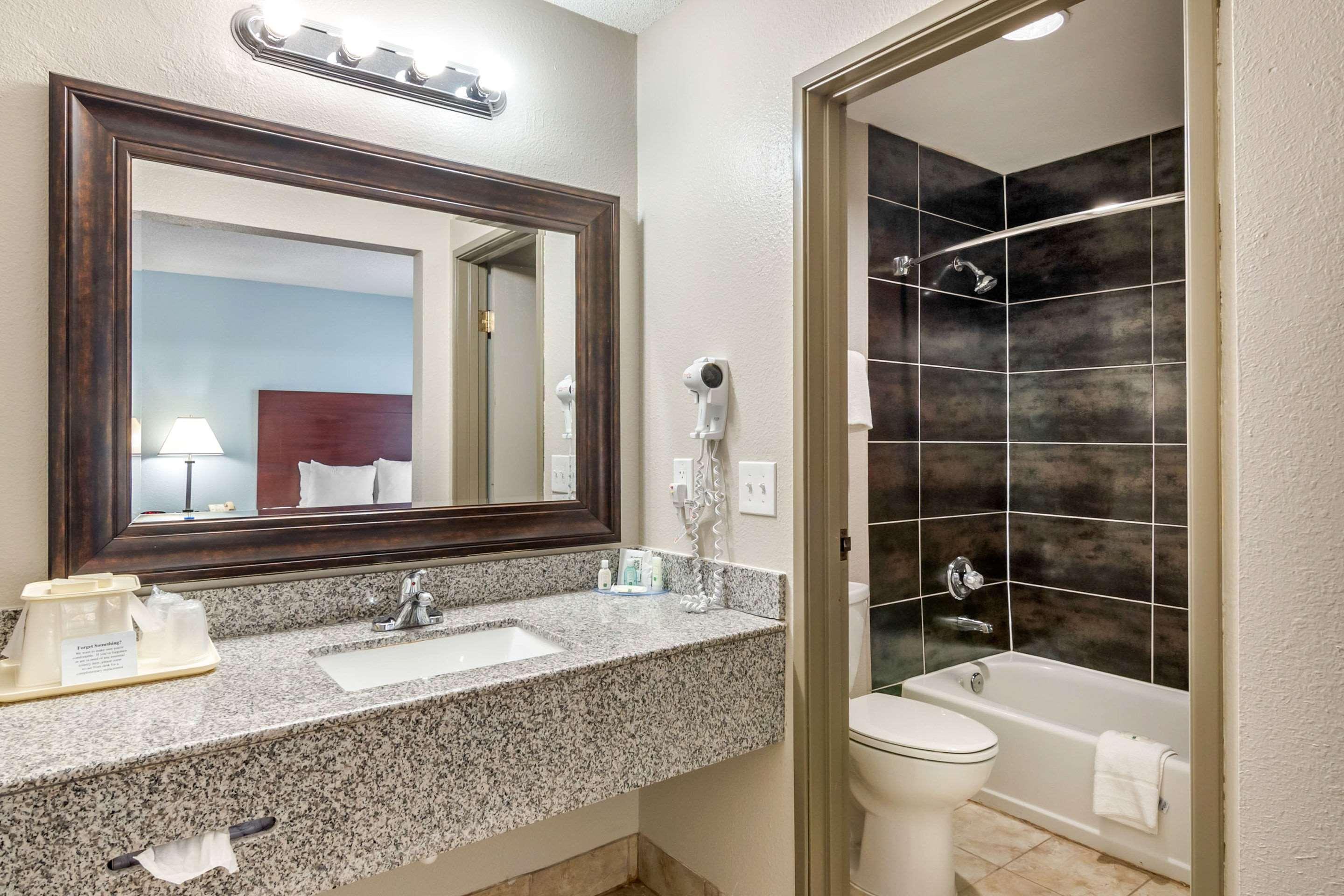 Quality Suites Kansas City International Airport Buitenkant foto
