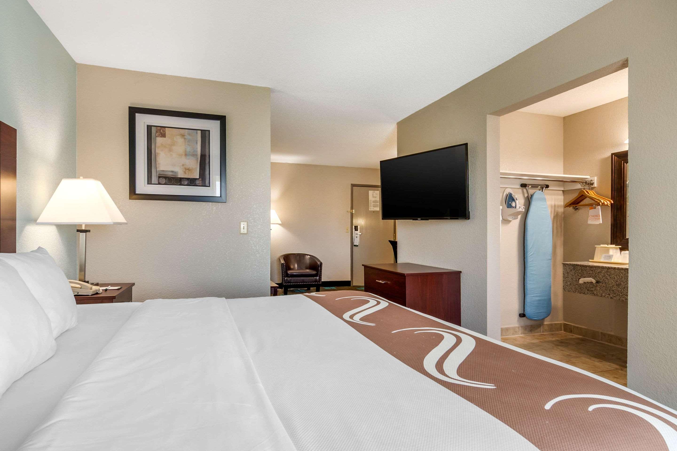 Quality Suites Kansas City International Airport Buitenkant foto