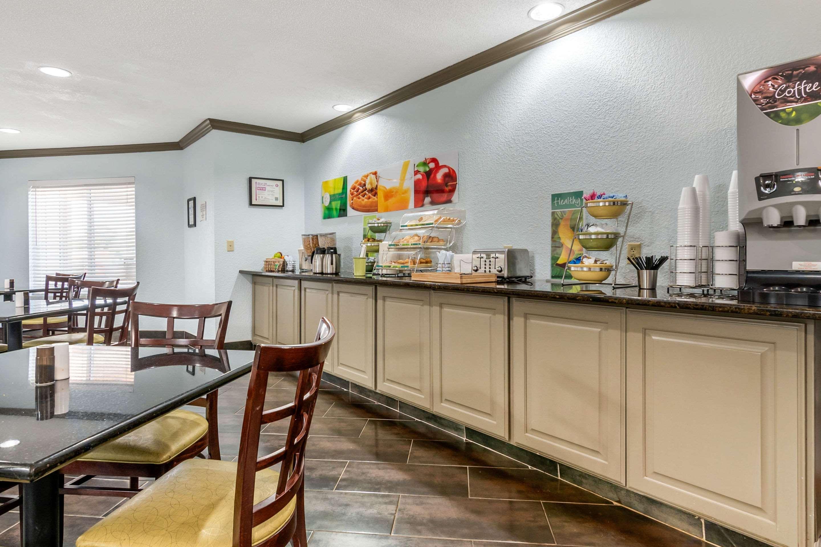 Quality Suites Kansas City International Airport Buitenkant foto