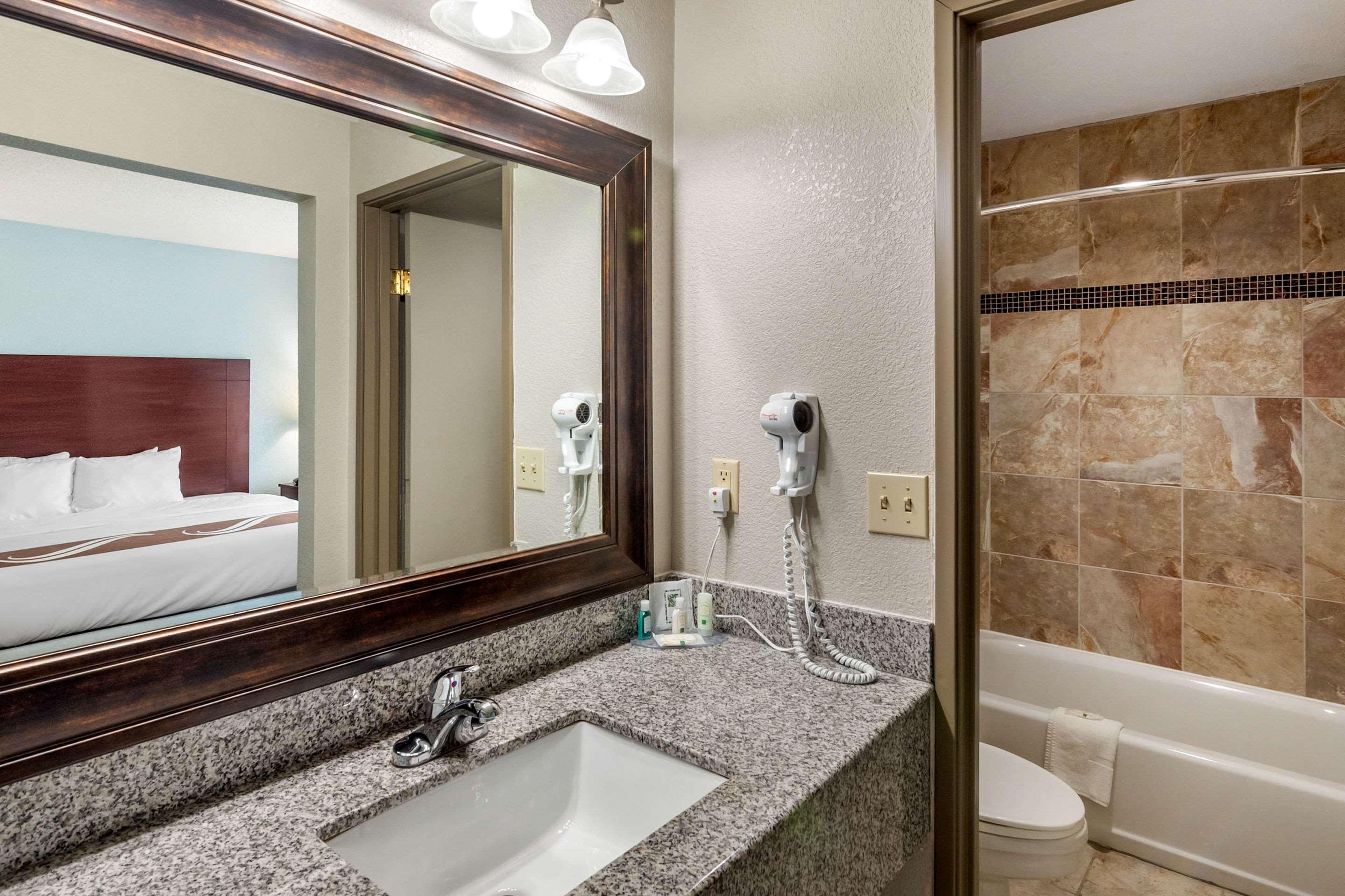 Quality Suites Kansas City International Airport Buitenkant foto