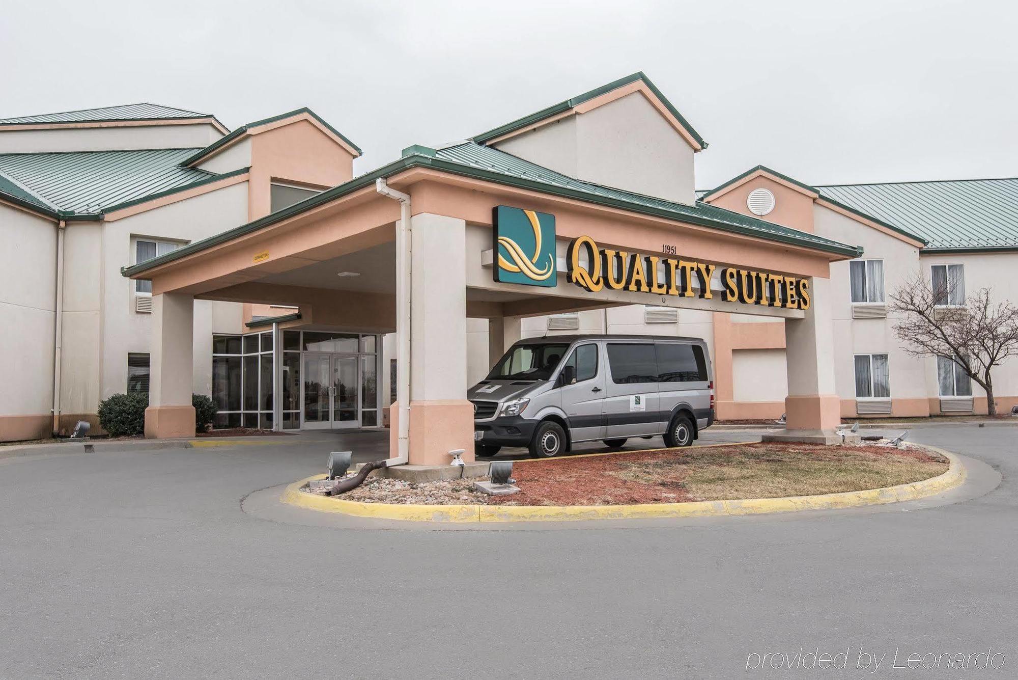 Quality Suites Kansas City International Airport Buitenkant foto