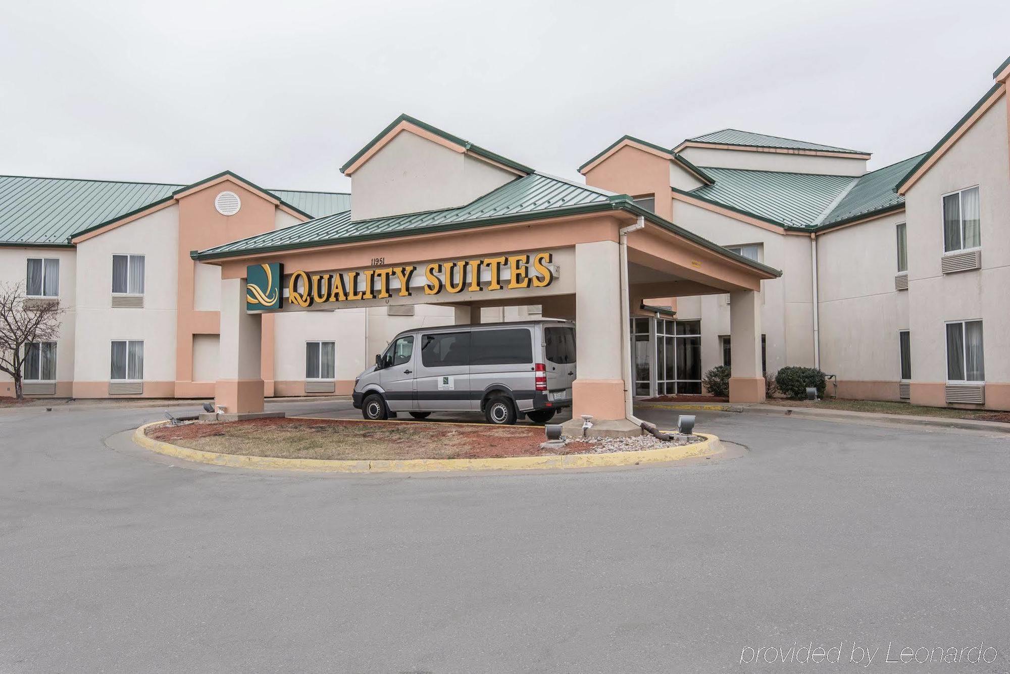 Quality Suites Kansas City International Airport Buitenkant foto